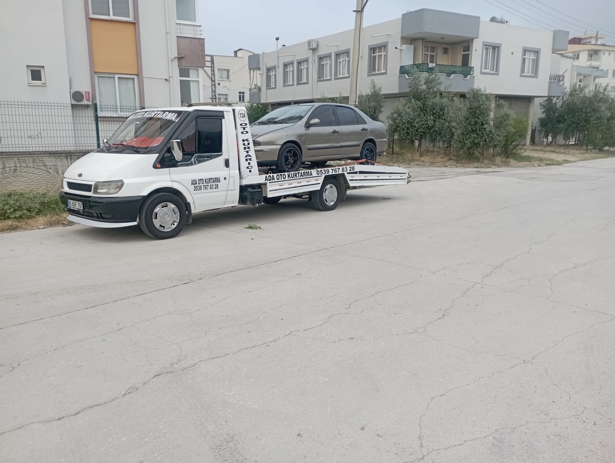 ADA Oto Kurtarma çekicisi üzerinde güvenle taşınan binek araç